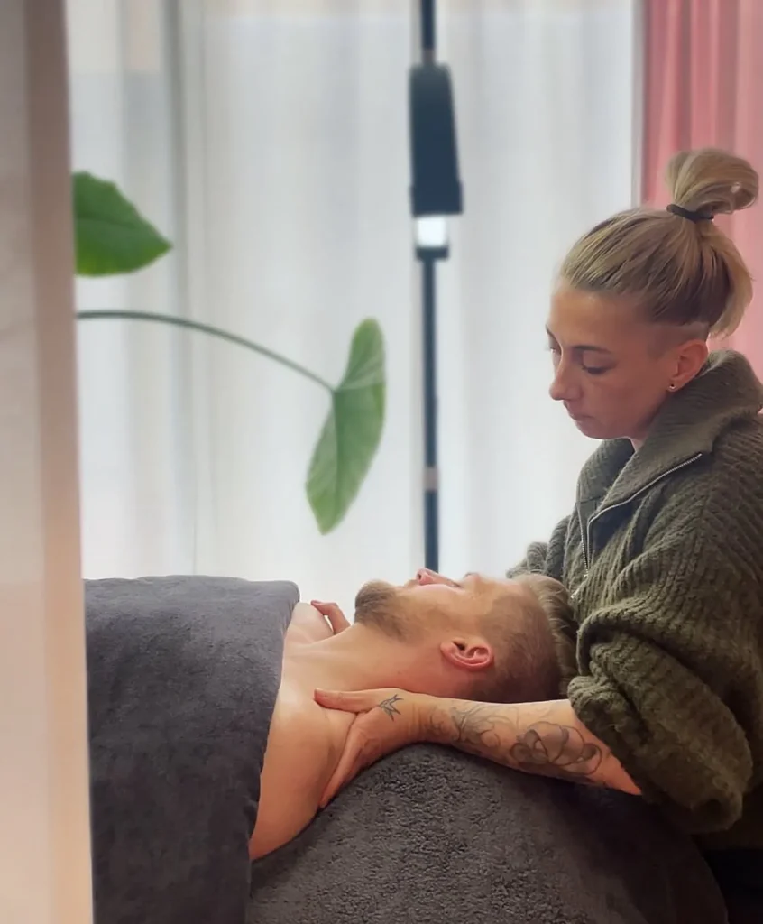 Lea giver japansk lifting massage af ansigt og hals